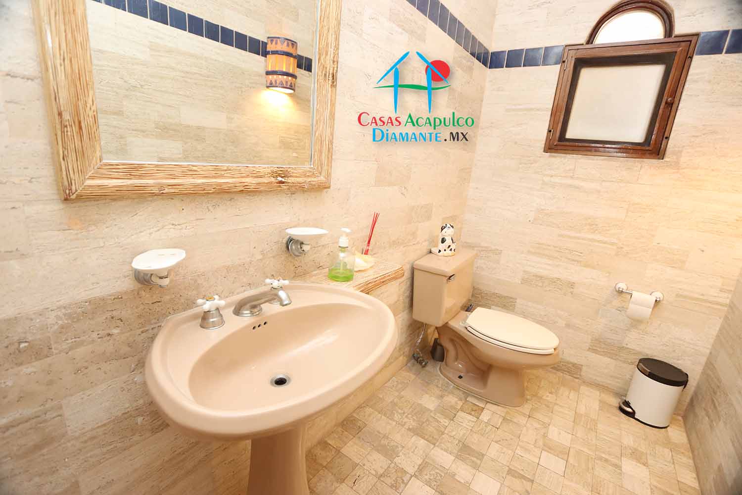 Pichilingue Villa Kairos - Baño de visitas 1